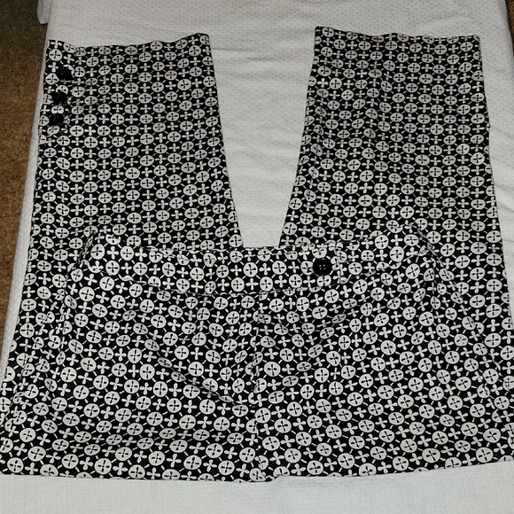 Peck & Peck Pants - Peck & Peck Black Cream Printed Cropped Pants Size 4 EUC